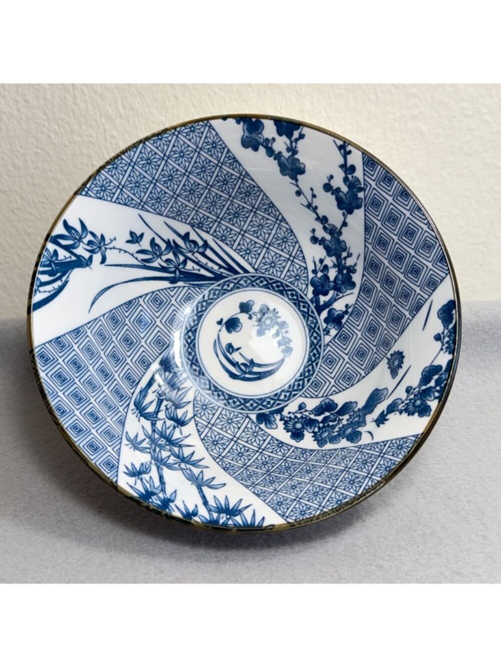 Japanese Blue and White Geometric Floral Porcelain 6" Ramen Soup Bowl - Picture 4 of 9